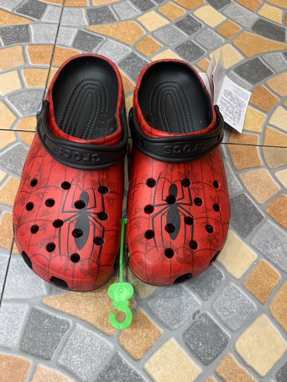 Babuche Crocs Classic Clog Spider-Man (Homem-Aranha)